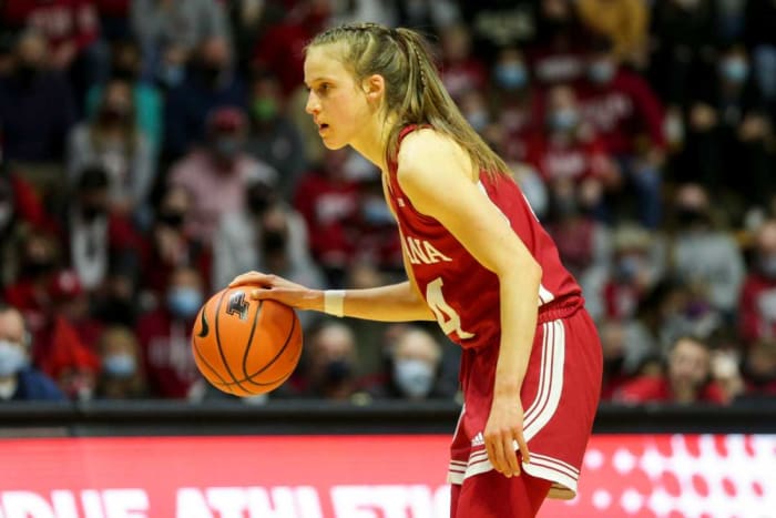 Ali Patberg dribbles the ball.